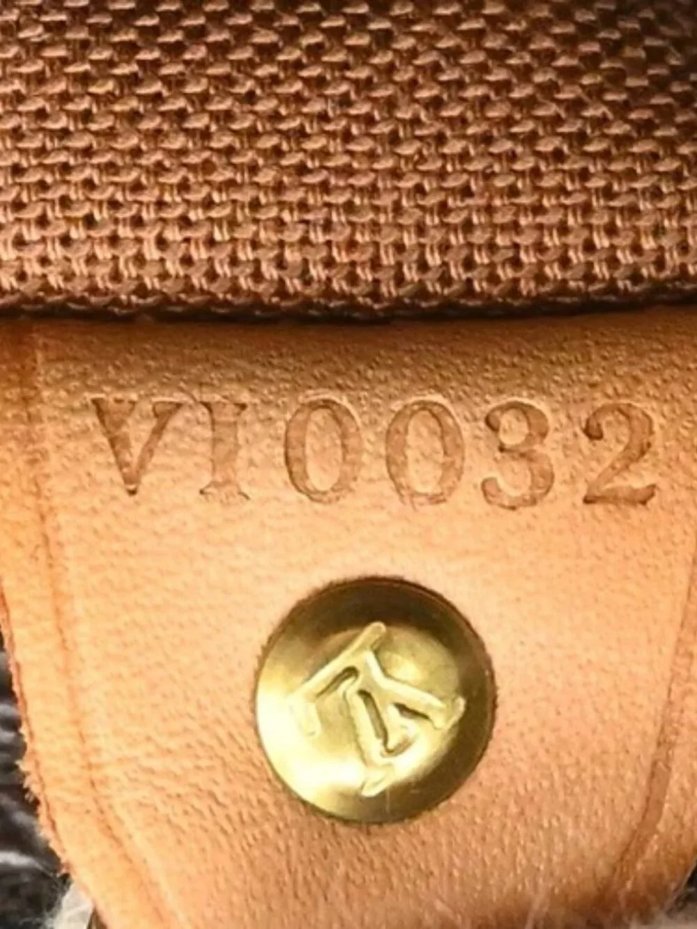 Louis Vuitton outside 	ab